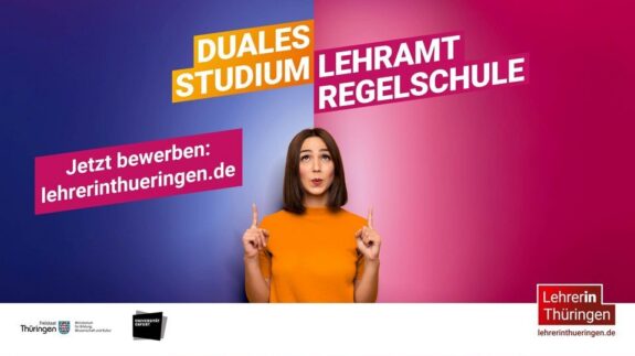 Eine junge Frau mit brauen Haaren streckt die Finger nach oben. Dabei zeigt sie auf die Überschrift zum Bewerbungsstart fürs Duale Studium.