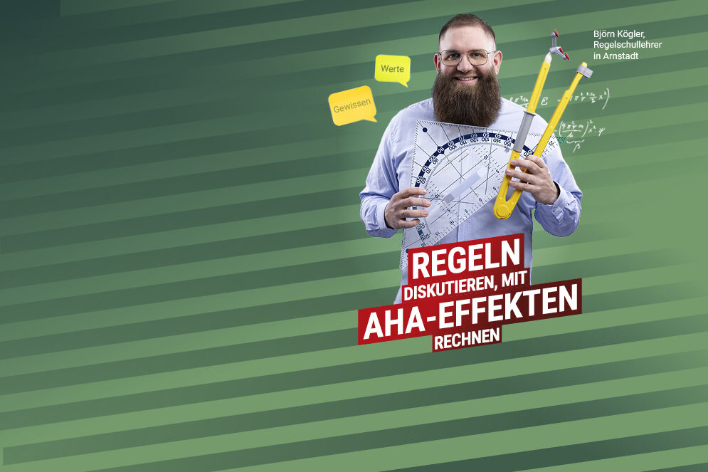 Regelschullehrer Björn Kögler mit einem großen Geodreieick und Zirkel in der Hand vor einem einfarbigem Hintergrund. Im Vordergrund steht die Headline „Regeln diskutieren, mit AHA-Effekten rechnen“.
