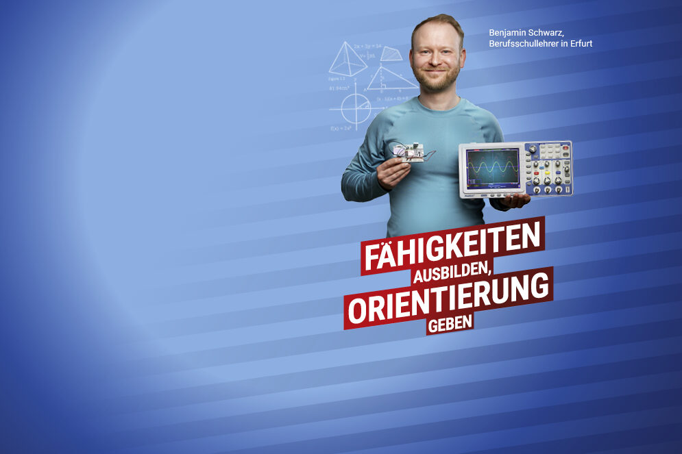 Benjamin Schwarz, ein Berufsschullehrer, mit technischen Geräten in der Hand vor einem einfarbigem Hintergrund. Im Vordergrund steht die Headline: „Fähigkeiten ausbilden, Orientierung geben.“
