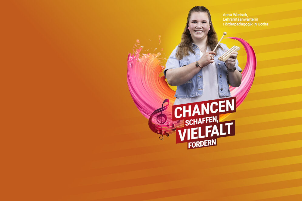 Förderpädagogin Anna Werisch mit Klangschale vor einem einfarbigem Hintergrund. Im Vordergrund steht die Headline „Chancen schaffen, Vielfalt fördern“.