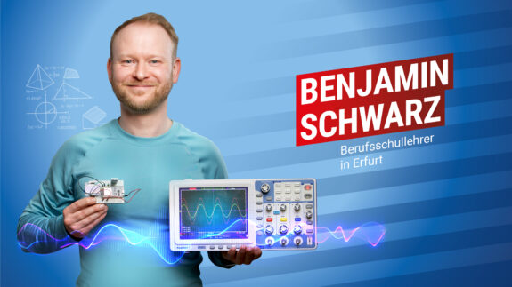 Benjamin Schwarz, ein Berufsschullehrer, im Unterricht. Er erklärt gerade seinen Schülern etwas an ihrem Platz.