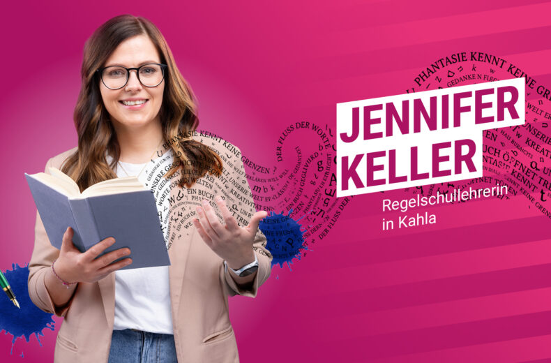 Jennifer Keller vor einem pink-gestreiften Hintergrund. In der Hand hält sie ein Buch.
