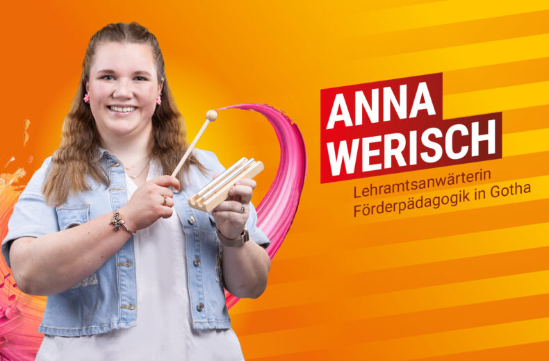 Anna Werisch vor einem orange-gestreiften HIntergrund. In der Hand hat sie ein Klangholz.
