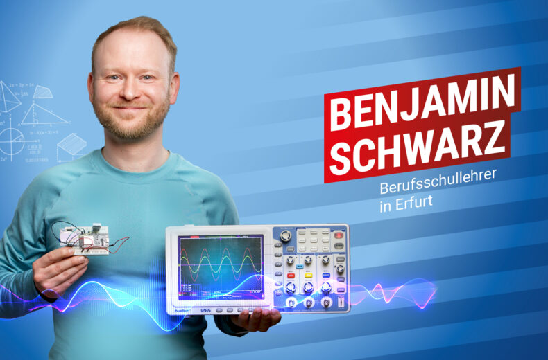 Benjamin Schwarz vor einem blau-gestreiften Hintergrund. Er hält technische Geräte in den Händen.