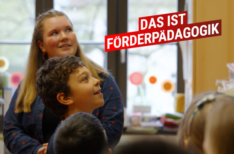 Förderpädagogin Anna Werisch im gemeinsamen Unterricht mit Schülerinnen und Schülern. Alle schauen Richtung Tafel. Rechts oben steht die Heaadline: Das ist Förderpädagogik.