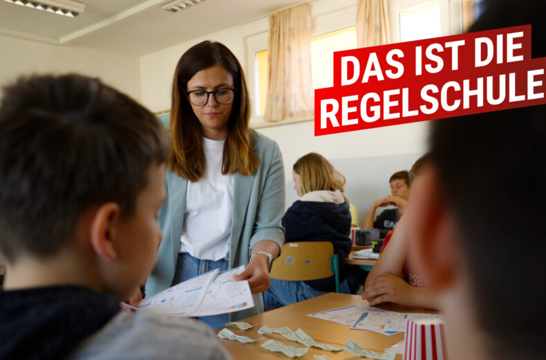 Jennifer Keller, eine Regelschullehrerin, im Unterricht. Sie steht vor einem Tisch und erklärt etwas.