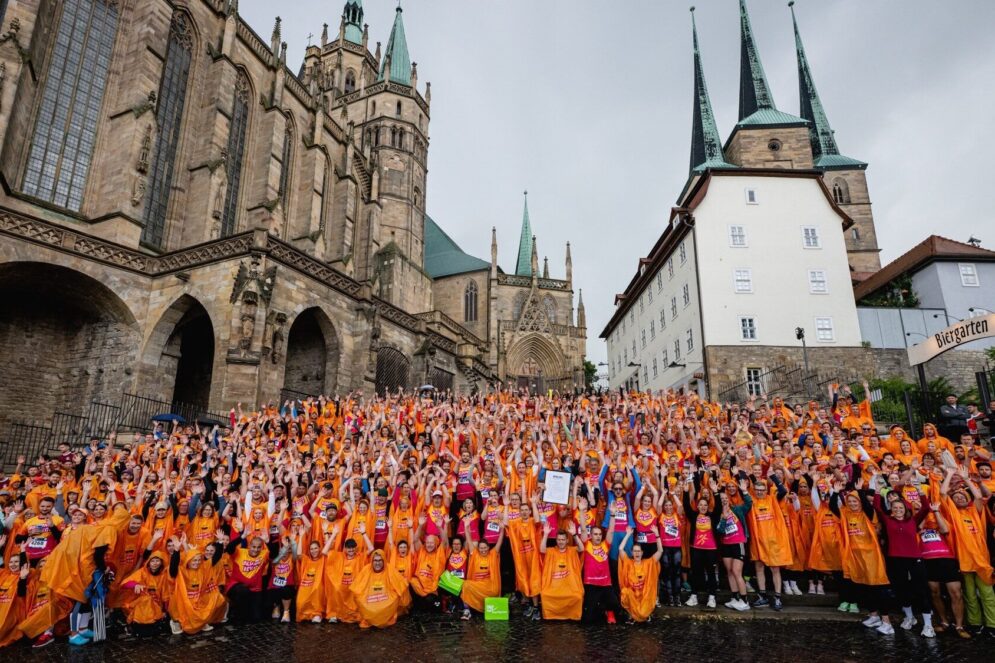 Hunderte Lehrerinnen und Lehrer jubelnd vor dem Erfurter Dom.