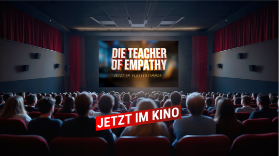 Ein Kinosaal voller Menschen. Auf der Leinwand läuft die Werbung von Lehrerin Thüringen mit dem Titelbild „Die Teacher of Empathy". Unten auf dem Bild steht ein Schriftzug: Jetzt im Kino.